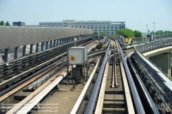 Viennaslide-05333952 Véhicule automatique léger (VAL, deutsch: „leichtes automatisches Fahrzeug“) ist ein besonders leicht gebautes, fahrerloses, spurgeführtes Personennahverkehrsmittel, das sowohl als Peoplemover z. B. in Flughäfen als auch als Stadtschnellbahnsystem eingesetzt wird. Ursprünglich von Matra entwickelt, ist VAL heute ein Produkt von Siemens Mobility.