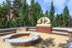 Viennaslide-05338406 Der Parc de la Butte-du-Chapeau-Rouge (früher Square de la Butte-du-Chapeau-Rouge) ist ein öffentlicher Park im 19. Arrondissement von Paris, der 1939 angelegt wurde.