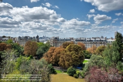 Viennaslide-05338608h Der Parc des Buttes-Chaumont ist ein Landschaftsgarten englischen Stils im nordöstlichen 19. Arrondissement von Paris. 1867 zur Weltausstellung unter Napoleon III. eröffnet, zählt der von Jean-Charles Alphand konzipierte jardin public heute mit knapp 25 Hektar zu den großen Parks der Stadt.