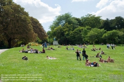 Viennaslide-05338622 Der Parc des Buttes-Chaumont ist ein Landschaftsgarten englischen Stils im nordöstlichen 19. Arrondissement von Paris. 1867 zur Weltausstellung unter Napoleon III. eröffnet, zählt der von Jean-Charles Alphand konzipierte jardin public heute mit knapp 25 Hektar zu den großen Parks der Stadt.