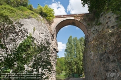 Viennaslide-05338635 Der Parc des Buttes-Chaumont ist ein Landschaftsgarten englischen Stils im nordöstlichen 19. Arrondissement von Paris. 1867 zur Weltausstellung unter Napoleon III. eröffnet, zählt der von Jean-Charles Alphand konzipierte jardin public heute mit knapp 25 Hektar zu den großen Parks der Stadt.