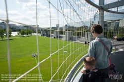 Viennaslide-05338737 Der Parc André Citroën ist eine Parkanlage in Paris. Auf einer Fläche von 14 ha wurde der Park 1992 im Herzen des 15. Arrondissements auf dem Gelände der ehemaligen Citroën-Automobilfabrik im Stil der Postmoderne von den Landschaftsgärtnern Gilles Clément und Alain Provost und den Architekten Patrick Berger, Jean-François Jodry und Jean-Paul Viguier angelegt.