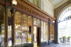 Viennaslide-05341115 Die Galerie Véro-Dodat ist eine überdachte Ladenpassage mit Glasdach aus dem 19. Jahrhundert im 1. Arrondissement in Paris. Die Galerie Véro-Dodat ist seit 1965 ein schützenswertes Denkmal (monument historique). 1826 wurde die Galerie von zwei Metzgern, Benoît Véro und Dodat, errichtet. Sie verband auf dem kürzesten Weg die Hallen mit dem Palais Royal. Während der Zeit der Restauration im neoklassizistischen Stil erbaut.