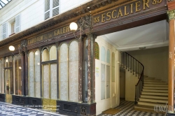 Viennaslide-05341121 Die Galerie Véro-Dodat ist eine überdachte Ladenpassage mit Glasdach aus dem 19. Jahrhundert im 1. Arrondissement in Paris. Die Galerie Véro-Dodat ist seit 1965 ein schützenswertes Denkmal (monument historique). 1826 wurde die Galerie von zwei Metzgern, Benoît Véro und Dodat, errichtet. Sie verband auf dem kürzesten Weg die Hallen mit dem Palais Royal. Während der Zeit der Restauration im neoklassizistischen Stil erbaut.