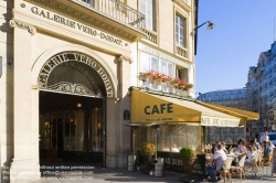 Viennaslide-05341127 Die Galerie Véro-Dodat ist eine überdachte Ladenpassage mit Glasdach aus dem 19. Jahrhundert im 1. Arrondissement in Paris. Die Galerie Véro-Dodat ist seit 1965 ein schützenswertes Denkmal (monument historique). 1826 wurde die Galerie von zwei Metzgern, Benoît Véro und Dodat, errichtet. Sie verband auf dem kürzesten Weg die Hallen mit dem Palais Royal. Während der Zeit der Restauration im neoklassizistischen Stil erbaut.