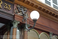 Viennaslide-05341140 Die Galerie Véro-Dodat ist eine überdachte Ladenpassage mit Glasdach aus dem 19. Jahrhundert im 1. Arrondissement in Paris. Die Galerie Véro-Dodat ist seit 1965 ein schützenswertes Denkmal (monument historique). 1826 wurde die Galerie von zwei Metzgern, Benoît Véro und Dodat, errichtet. Sie verband auf dem kürzesten Weg die Hallen mit dem Palais Royal. Während der Zeit der Restauration im neoklassizistischen Stil erbaut.