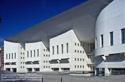 Viennaslide-05362528 Die Cité de la musique (französisch „Stadt der Musik“) ist ein Ensemble von Institutionen, die der Musik gewidmet sind. Sie ist Teil des Parc de la Villette – gelegen im Viertel La Villette, im 19. Arrondissement von Paris. Sie wurde vom Architekt Christian de Portzamparc erbaut und 1995 eingeweiht.