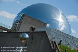 Viennaslide-05362546 La Géode wurde vom Architekten Adrien Fainsilber und dem Ingenieur Gérard Chamayou entworfen. Die geodätische Kuppel hat einen Durchmesser von 36 Metern und besteht aus 6.433 gleichseitigen Dreiecken aus poliertem Edelstahl , die die den Himmel reflektierende Kugel bilden.