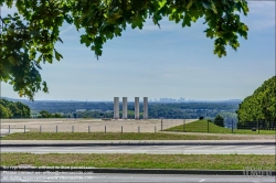 Viennaslide-05364433f Paris, Cergy-Pontoise, Axe Major von Dani Karavan, die zwölf Säulen // Paris, Cergy-Pontoise, Axe Major by Dani Karavan, the twelve columns