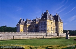 Viennaslide-05374001 Das Schloss Vaux-le-Vicomte im französischen Maincy, bei Melun im Département Seine-et-Marne (Region Île-de-France) und sein Park wurden in den Jahren 1656 bis 1661 auf Veranlassung des französischen Finanzministers Nicolas Fouquet nach den Plänen des Architekten Louis Le Vau und des Gartenarchitekten André Le Nôtre im klassizistischen Barockstil erschaffen. Die Innenausstattung entwarf der Maler Charles Lebrun, der zur Ausführung Pierre Mignard und Pierre Puget hinzuzog.