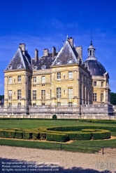 Viennaslide-05374004 Das Schloss Vaux-le-Vicomte im französischen Maincy, bei Melun im Département Seine-et-Marne (Region Île-de-France) und sein Park wurden in den Jahren 1656 bis 1661 auf Veranlassung des französischen Finanzministers Nicolas Fouquet nach den Plänen des Architekten Louis Le Vau und des Gartenarchitekten André Le Nôtre im klassizistischen Barockstil erschaffen. Die Innenausstattung entwarf der Maler Charles Lebrun, der zur Ausführung Pierre Mignard und Pierre Puget hinzuzog.