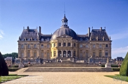 Viennaslide-05374006 Das Schloss Vaux-le-Vicomte im französischen Maincy, bei Melun im Département Seine-et-Marne (Region Île-de-France) und sein Park wurden in den Jahren 1656 bis 1661 auf Veranlassung des französischen Finanzministers Nicolas Fouquet nach den Plänen des Architekten Louis Le Vau und des Gartenarchitekten André Le Nôtre im klassizistischen Barockstil erschaffen. Die Innenausstattung entwarf der Maler Charles Lebrun, der zur Ausführung Pierre Mignard und Pierre Puget hinzuzog.