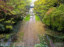 Viennaslide-05387006 Der Chemin de Fer de Petite Ceinture (Kleine Ringbahn) war eine 32 Kilometer lange, Paris umrundende Eisenbahnstrecke, die ab 1852 die in der Stadt gelegenen Endbahnhöfe miteinander verband. Sie verlief innerhalb der Stadtgrenze weitgehend entlang der Thiersschen Stadtbefestigung, einer Mitte des 19. Jahrhunderts errichteten Verteidigungsanlage, da sie auch militärischen Zwecken dienen sollte. Seit 1934 großenteils stillgelegt, sind ihre reichlich verbliebenen Gleise und Bahnhöfe seit Jahrzehnten Gegenstand von Debatten über Bebauung oder Bewahrung.