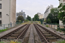 Viennaslide-05387011 Der Chemin de Fer de Petite Ceinture (Kleine Ringbahn) war eine 32 Kilometer lange, Paris umrundende Eisenbahnstrecke, die ab 1852 die in der Stadt gelegenen Endbahnhöfe miteinander verband. Sie verlief innerhalb der Stadtgrenze weitgehend entlang der Thiersschen Stadtbefestigung, einer Mitte des 19. Jahrhunderts errichteten Verteidigungsanlage, da sie auch militärischen Zwecken dienen sollte. Seit 1934 großenteils stillgelegt, sind ihre reichlich verbliebenen Gleise und Bahnhöfe seit Jahrzehnten Gegenstand von Debatten über Bebauung oder Bewahrung.