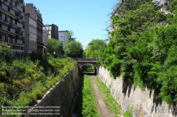 Viennaslide-05387023 Der Chemin de Fer de Petite Ceinture (Kleine Ringbahn) war eine 32 Kilometer lange, Paris umrundende Eisenbahnstrecke, die ab 1852 die in der Stadt gelegenen Endbahnhöfe miteinander verband. Sie verlief innerhalb der Stadtgrenze weitgehend entlang der Thiersschen Stadtbefestigung, einer Mitte des 19. Jahrhunderts errichteten Verteidigungsanlage, da sie auch militärischen Zwecken dienen sollte. Seit 1934 großenteils stillgelegt, sind ihre reichlich verbliebenen Gleise und Bahnhöfe seit Jahrzehnten Gegenstand von Debatten über Bebauung oder Bewahrung.