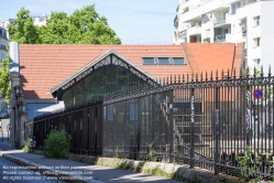 Viennaslide-05387059 Der Chemin de Fer de Petite Ceinture (Kleine Ringbahn) war eine 32 Kilometer lange, Paris umrundende Eisenbahnstrecke, die ab 1852 die in der Stadt gelegenen Endbahnhöfe miteinander verband. Sie verlief innerhalb der Stadtgrenze weitgehend entlang der Thiersschen Stadtbefestigung, einer Mitte des 19. Jahrhunderts errichteten Verteidigungsanlage, da sie auch militärischen Zwecken dienen sollte. Seit 1934 großenteils stillgelegt, sind ihre reichlich verbliebenen Gleise und Bahnhöfe seit Jahrzehnten Gegenstand von Debatten über Bebauung oder Bewahrung.