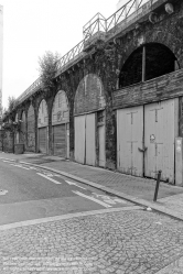 Viennaslide-05387062 Der Chemin de Fer de Petite Ceinture (Kleine Ringbahn) war eine 32 Kilometer lange, Paris umrundende Eisenbahnstrecke, die ab 1852 die in der Stadt gelegenen Endbahnhöfe miteinander verband. Sie verlief innerhalb der Stadtgrenze weitgehend entlang der Thiersschen Stadtbefestigung, einer Mitte des 19. Jahrhunderts errichteten Verteidigungsanlage, da sie auch militärischen Zwecken dienen sollte. Seit 1934 großenteils stillgelegt, sind ihre reichlich verbliebenen Gleise und Bahnhöfe seit Jahrzehnten Gegenstand von Debatten über Bebauung oder Bewahrung.