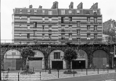 Viennaslide-05387064 Der Chemin de Fer de Petite Ceinture (Kleine Ringbahn) war eine 32 Kilometer lange, Paris umrundende Eisenbahnstrecke, die ab 1852 die in der Stadt gelegenen Endbahnhöfe miteinander verband. Sie verlief innerhalb der Stadtgrenze weitgehend entlang der Thiersschen Stadtbefestigung, einer Mitte des 19. Jahrhunderts errichteten Verteidigungsanlage, da sie auch militärischen Zwecken dienen sollte. Seit 1934 großenteils stillgelegt, sind ihre reichlich verbliebenen Gleise und Bahnhöfe seit Jahrzehnten Gegenstand von Debatten über Bebauung oder Bewahrung.