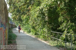 Viennaslide-05387906 Der Chemin de Fer de Petite Ceinture (Kleine Ringbahn) war eine 32 Kilometer lange, Paris umrundende Eisenbahnstrecke, die ab 1852 die in der Stadt gelegenen Endbahnhöfe miteinander verband. Sie verlief innerhalb der Stadtgrenze weitgehend entlang der Thiersschen Stadtbefestigung, einer Mitte des 19. Jahrhunderts errichteten Verteidigungsanlage, da sie auch militärischen Zwecken dienen sollte. Seit 1934 großenteils stillgelegt, sind ihre reichlich verbliebenen Gleise und Bahnhöfe seit Jahrzehnten Gegenstand von Debatten über Bebauung oder Bewahrung.