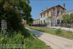 Viennaslide-05387923 Der Chemin de Fer de Petite Ceinture (Kleine Ringbahn) war eine 32 Kilometer lange, Paris umrundende Eisenbahnstrecke, die ab 1852 die in der Stadt gelegenen Endbahnhöfe miteinander verband. Sie verlief innerhalb der Stadtgrenze weitgehend entlang der Thiersschen Stadtbefestigung, einer Mitte des 19. Jahrhunderts errichteten Verteidigungsanlage, da sie auch militärischen Zwecken dienen sollte. Seit 1934 großenteils stillgelegt, sind ihre reichlich verbliebenen Gleise und Bahnhöfe seit Jahrzehnten Gegenstand von Debatten über Bebauung oder Bewahrung hinsichtlich einer nach wie vor möglichen Wiederinbetriebnahme.