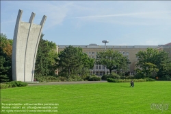 Viennaslide-06314902 Berlin, Flughafen Tempelhof, Platz der Luftbrücke, Luftbrückendenkmal, am 10. Juli 1951 eingeweiht