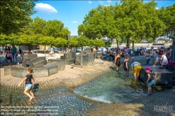 Viennaslide-06451022 Der Brunnen liegt am nördlichen Ende des Rheingartens, zwischen Heinrich Böll Platz und Rheinufer. Das Wasser fließt hier durch die Bodenwellen, die von abstrakten Plastiken umgeben sind. Die Steinblöcke, die verstreut im Wasserlauf liegen, stammen von einer ehemaligen Straßenbahnauffahrt zur Hohenzollernbrücke. Die Plastiken sind das Werk des schottischen Künstlers Sir Eduardo Paolozzi, der von 1977 bis 1981 Professor an der Fachhochschule Köln war.