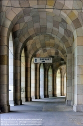 Viennaslide-06490813 Die Kongresshalle ist – nach Prora – der zweitgrößte erhaltene nationalsozialistische Monumentalbau in Deutschland und steht unter Denkmalschutz. Der Entwurf mit einem freitragenden Dach stammt von den Nürnberger Architekten Ludwig und Franz Ruff. Die Halle war als Kongresszentrum für die NSDAP mit Platz für 50.000 Menschen geplant. Von der vorgesehenen Höhe von rund 70 Metern wurden nur 39 erreicht.