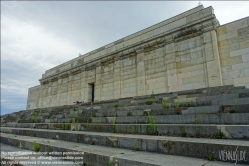 Viennaslide-06490846 In den Jahren 1935 bis 1937 wurde die Zeppelinwiese nach einem Entwurf von Albert Speer (1934) in ein Aufmarschgelände mit Tribünen umgestaltet, wobei die auf der nordöstlichen Seite des Feldes errichtete Zeppelinhaupttribüne als dominierende Kulisse entstand. Es ist das einzige fertiggestellte Bauwerk auf dem Reichsparteitagsgelände.