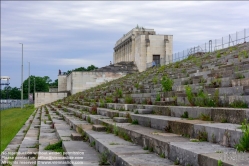 Viennaslide-06490847 In den Jahren 1935 bis 1937 wurde die Zeppelinwiese nach einem Entwurf von Albert Speer (1934) in ein Aufmarschgelände mit Tribünen umgestaltet, wobei die auf der nordöstlichen Seite des Feldes errichtete Zeppelinhaupttribüne als dominierende Kulisse entstand. Es ist das einzige fertiggestellte Bauwerk auf dem Reichsparteitagsgelände.