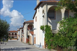 Viennaslide-06620968 Toviscosa wurde unter Benito Mussolini 1938 nach Trockenlegung der umliegenden Sümpfe als Prestigeobjekt mit einer riesigen Zellulose-Fabrik und architektonisch durchdachter Arbeitersiedlung im Sinne großer Autarkiebestrebungen angelegt.