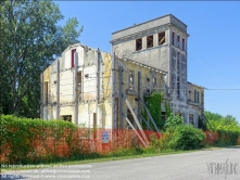 Viennaslide-06620982 Toviscosa wurde unter Benito Mussolini 1938 nach Trockenlegung der umliegenden Sümpfe als Prestigeobjekt mit einer riesigen Zellulose-Fabrik und architektonisch durchdachter Arbeitersiedlung im Sinne großer Autarkiebestrebungen angelegt.