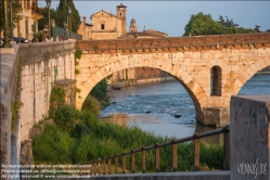 Viennaslide-06625003 Der lateinische Name der um 100 v. Chr. gebauten Brücke lautete in der Antike Pons marmoreus (Marmorbrücke). Sie hat fünf Bogen und ihr Bau lässt sich auf die voraugusteische Zeit zurückführen. Die Brücke wurde mehrere Male von Hochwassern zerstört. Der Bogen nahe am rechten Ufer wurde um 1300 von Alberto della Scala neu errichtet, ebenso der hohe Wachturm. Die Verschiedenheit des Baumaterials verleiht der Brücke einen malerischen Charakter. Vier der Bogen und ein Teil der Pfeiler wurden am 15. April 1945 während des Zweiten Weltkrieges von sich zurückziehenden deutschen Truppen größtenteils gesprengt, aber 1957 bis 1959 mit Originalmaterial und mit den aus dem Fluss geborgenen Originalblöcken wieder aufgebaut. Sie besteht somit aus Elementen der Römerzeit, der Scaligerepoche und der Zugehörigkeit zu Venedig.