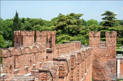 Viennaslide-06625702 Die Ponte Scaligero (deutsch: Skaligerbrücke) ist eine mittelalterliche Brücke in Verona über die Etsch. Die Brücke wurde von 1354 bis 1356 von Cangrande II. della Scala errichtet, um ihm im Falle einer Rebellion der Bevölkerung aufgrund seiner tyrannischen Herrschaft einen sicheren Fluchtweg aus der verbundenen gleichnamigen Burg zu verschaffen. Sie ist nach dem Geschlecht der Scaliger benannt, den Herrschern über Verona in jener Zeit. Die Konstruktion war so robust, dass sie fünf Jahrhunderte trotz einer schweren Flut unbeschädigt blieb, bis französische Truppen 1802 nach dem Frieden von Lunéville den Turm auf der linken Uferseite zerstörten und die meisten der Zinnen entfernten oder zumauerten. 1824 wurde der beschädigte Hauptpfeiler restauriert, zehn Jahre später die Mauern wiederaufgebaut und der Brückengang wiedereröffnet.