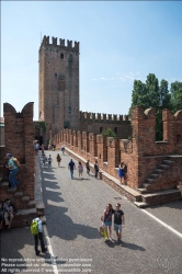 Viennaslide-06625703 Die Ponte Scaligero (deutsch: Skaligerbrücke) ist eine mittelalterliche Brücke in Verona über die Etsch. Die Brücke wurde von 1354 bis 1356 von Cangrande II. della Scala errichtet, um ihm im Falle einer Rebellion der Bevölkerung aufgrund seiner tyrannischen Herrschaft einen sicheren Fluchtweg aus der verbundenen gleichnamigen Burg zu verschaffen. Sie ist nach dem Geschlecht der Scaliger benannt, den Herrschern über Verona in jener Zeit. Die Konstruktion war so robust, dass sie fünf Jahrhunderte trotz einer schweren Flut unbeschädigt blieb, bis französische Truppen 1802 nach dem Frieden von Lunéville den Turm auf der linken Uferseite zerstörten und die meisten der Zinnen entfernten oder zumauerten. 1824 wurde der beschädigte Hauptpfeiler restauriert, zehn Jahre später die Mauern wiederaufgebaut und der Brückengang wiedereröffnet.