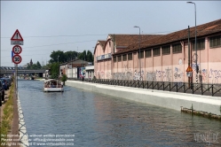 Viennaslide-06631103 Der Naviglio Grande ist der älteste Naviglio (Kanal) Mailands.
Er wurde in den Jahren 1177 bis 1257 gebaut und bezieht sein Wasser aus dem Ticino (Tessin). Über 50 km lang, diente er als Transportweg zwischen Mailand und dem Lago Maggiore (und somit auch der Schweiz). Die für den Bau des Domes benötigten Marmorblöcke, aber auch Schüttgüter wie Kohle wurden auf ihm verschifft, wobei Lastkähne durch den Kanal gestakt wurden. In den 1960er Jahren wurde der Transportverkehr eingestellt.
Der Naviglio wird heute als Wasserspender für die Landwirtschaft genutzt. Am Ende des Kanals (in Mailand) haben sich an beiden Ufern etliche Kneipen und Restaurants etabliert, die abends und am Wochenende gut besucht sind.