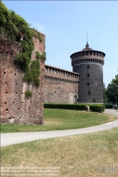 Viennaslide-06631412 Das mächtige von Zinnen gekrönte Kastell wurde ab 1450 von Francesco I. Sforza an der Stelle der in den Jahren 1360–1370 erbauten und im Jahre 1447 zerstörten Burg der Familie Visconti gebaut. An der Anlage haben zahlreiche Architekten gearbeitet und umgebaut, unter ihnen Guiniforte Solari, Leonardo da Vinci, Filarete, Bramante und Cesare Cesariano. Ein Bastionensystem, das seit der spanischen Herrschaft im 17. und 18. Jahrhundert das Schloss umgab, ließ ab 1800 Napoleon schleifen, es wurde später teils überbaut, teils parkartig umgestaltet (siehe Simplonpark). Hier befinden sich u. a. eine Arena, ein Aussichtsturm und der neoklassische Triumphbogen Arco della Pace (Friedenstor) aus den Jahren 1807–1838.