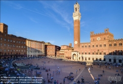 Viennaslide-06642420 Die Piazza del Campo ist der bedeutendste Platz der toskanischen Stadt Siena, deren Zentrum er bildet. Der Platz ist bekannt durch seine beeindruckende Architektur und seine halbrunde Form sowie durch das hier jährlich zweimal ausgetragene Pferderennen Palio di Siena. Der Palazzo Pubblico (Palazzo Comunale, das Rathaus) ist ein Palast in Siena, in der Toskana in Italien, dessen Bau im Jahre 1297 begann als Sitz der republikanischen Regierung, der Podesta und des Konzils der Neun.