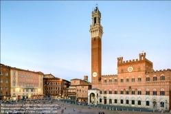 Viennaslide-06642422 Die Piazza del Campo ist der bedeutendste Platz der toskanischen Stadt Siena, deren Zentrum er bildet. Der Platz ist bekannt durch seine beeindruckende Architektur und seine halbrunde Form sowie durch das hier jährlich zweimal ausgetragene Pferderennen Palio di Siena. Der Palazzo Pubblico (Palazzo Comunale, das Rathaus) ist ein Palast in Siena, in der Toskana in Italien, dessen Bau im Jahre 1297 begann als Sitz der republikanischen Regierung, der Podesta und des Konzils der Neun.