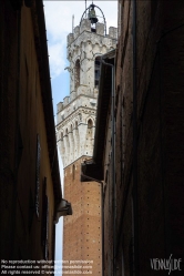 Viennaslide-06642431 Die Piazza del Campo ist der bedeutendste Platz der toskanischen Stadt Siena, deren Zentrum er bildet. Der Platz ist bekannt durch seine beeindruckende Architektur und seine halbrunde Form sowie durch das hier jährlich zweimal ausgetragene Pferderennen Palio di Siena. Der Palazzo Pubblico (Palazzo Comunale, das Rathaus) ist ein Palast in Siena, in der Toskana in Italien, dessen Bau im Jahre 1297 begann als Sitz der republikanischen Regierung, der Podesta und des Konzils der Neun.