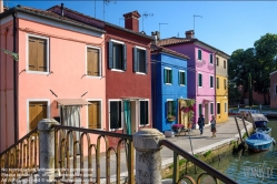 Viennaslide-06882122 Burano, venetisch Buran, ist mit einer Fläche von mehr als 21 ha eine der größeren und mit über 2700 Einwohnern eine der am dichtesten besiedelten Inseln in der Lagune von Venedig. Burano liegt nordöstlich des historischen Zentrums von Venedig. Eigentlich handelt es sich um eine Gruppe von vier, früher fünf nahe beisammenliegenden und durch acht Brücken verbundenen Inseln.