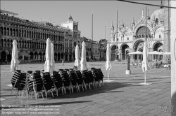 Viennaslide-06897941 Venedig, Markusplatz, das geschlossene Cafe Florian, Krise der Tourismusindustrie wegen der CoVid-19 Maßnahmen // Venice, Piazza San Marco, the closed Cafe Florian, Tourism Crisis due to the CoVid-19 Measurements