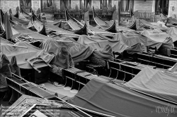 Viennaslide-06897962 Venedig, abgestellte Gondeln, Krise der Tourismusindustrie wegen der CoVid-19 Maßnahmen // Venice, unused Gondolas, Tourism Crisis due to the CoVid-19 Measurements