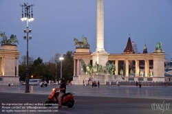 Viennaslide-07313211 Auf dem Heldenplatz (ungarisch: Hősök tere) in der ungarischen Hauptstadt Budapest dominieren das Millenniums- und das Heldendenkmal, umgeben von der Kolonnade. Zu finden ist der Platz im Stadtteil Pest. Dort markiert er das Ende der Andrássy út.