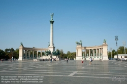 Viennaslide-07313214 Auf dem Heldenplatz (ungarisch: Hősök tere) in der ungarischen Hauptstadt Budapest dominieren das Millenniums- und das Heldendenkmal, umgeben von der Kolonnade. Zu finden ist der Platz im Stadtteil Pest. Dort markiert er das Ende der Andrássy út.