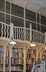 Viennaslide-07320196 Innenraum der ehemaligen Musikalienhandlung Bárd und Mór, Kossuth Lajos utca 4, Béla Lajta 1902 (heute Antiquariat) // Interior of the former Bárd and Mór Music Store at Kossuth Lajos utca 4, Béla Lajta 1902 (today bookshop)