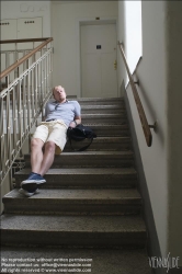 Viennaslide-62000021 Junger Mann wartet im Stiegenhaus - Young Man waiting in Staircase