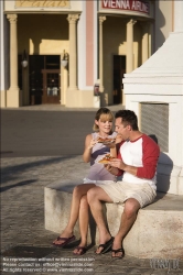 Viennaslide-72000219 Junges Paar isst eine Pizzaschnitte - Young couple eating pizza outdoors