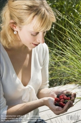 Viennaslide-72000264 Mädchen mit Beeren - Girl with Berries