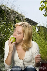 Viennaslide-72000271 Mädchen mit Apfel - Girl with Apple