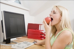 Viennaslide-72000340 Gesunde Ernährung am Arbeitsplatz - Eating Healthy at the Workplace